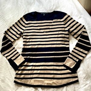 New CYRUS V-neck Sweater